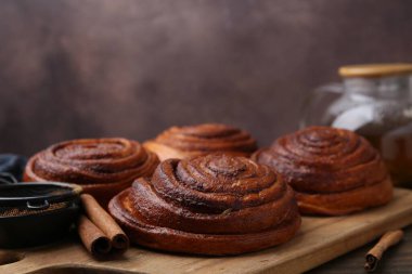 Nefis tarçın ruloları ahşap masada kahverengi arka planda, yakın plan