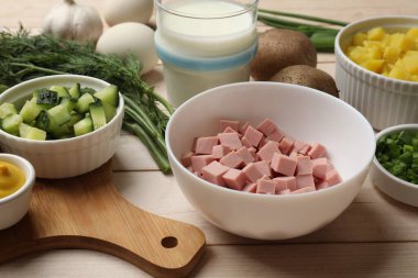 Okroshka çorbası için taze malzemeler açık ahşap masada, yakın plan.