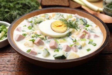 Ahşap masada servis edilen kefir soslu lezzetli okroshka çorbası.