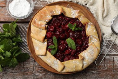 Kirazlı, nane ve pudra şekerli lezzetli galet ahşap masa, düz yatıyordu.