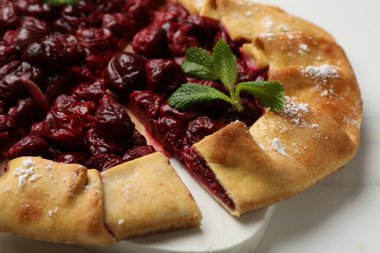 Kirazlı ve nane şekerli güzel bir galet, yakın plan.