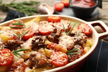 Peynirli, domatesli, kıymalı ve biberiyeli makarna güveci.