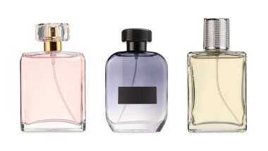 Beyaz ve sette izole edilmiş çeşitli parfüm şişeleri.