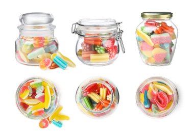 Cam kavanozlardaki farklı parlak şekerler beyaz kolajda izole edilmiş. Üst ve yan görünümler