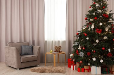 Odada çok güzel dekore edilmiş Noel ağacı var. Şenlikli iç tasarım