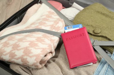 Biletli pasaport paketlenmiş valiz, yakın plan.