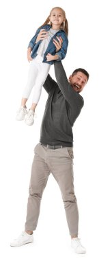 Küçük tatlı kızı beyaz arka planda mutlu bir baba.