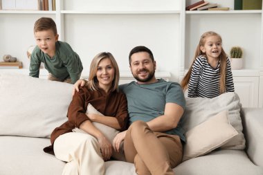 Mutlu ebeveynler ve onların çocukları evde.