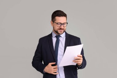 Gri arkaplanı olan bankacının portresi