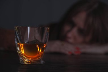 Alkol bağımlılığı. Masadaki kadın, bir bardak viskiye odaklan.