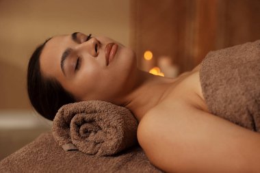 Masaj tablo spa salonda yatan kadın