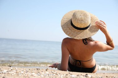 Kumsalda güzel vücutlu genç bir kadın. Metin için boşluk