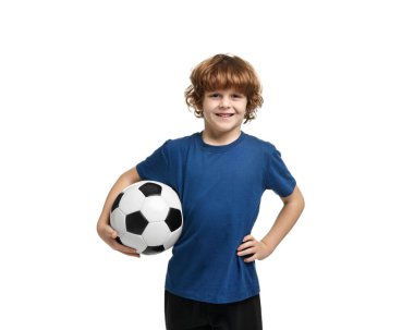 Beyaz arka planda futbol topu olan küçük çocuk.