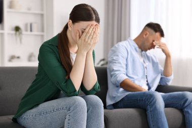 Üzgün kadın evde kocasını görmezden geliyor, seçici odaklanıyor.