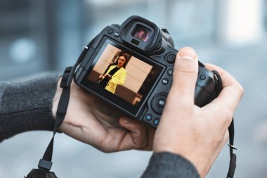 Modern kameralı profesyonel fotoğrafçı, yakın çekim.