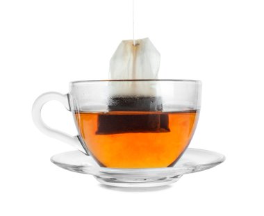 Beyaza izole edilmiş çay poşeti. Aromatik çay demliyorum.