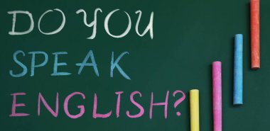 İngilizce konuşabiliyor musun? Yeşil karatahta yazı, üst görünüm. Dil kursu