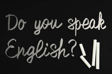 İngilizce konuşabiliyor musun? Siyah karatahta yazı, üst görünüm. Dil kursu