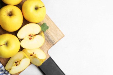 Açık gri masada olgun sarı elmalar, üst manzara. Metin için boşluk