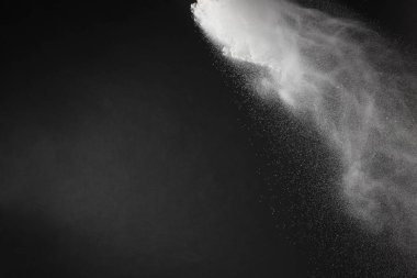 Siyah arkaplanda beyaz kar yağıyor