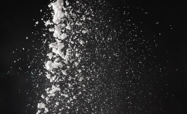 Siyah arkaplanda beyaz kar yağıyor