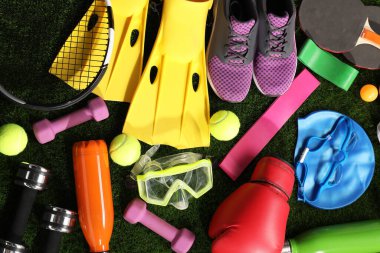 Yapay çimenlerin üzerinde farklı spor aletleri, düz yatış
