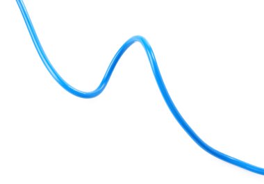 Beyaz arkaplanda mavi bir elektrik kablosu