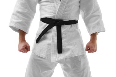 Beyaz arka planda karate dövüşçüsü, yakın plan.