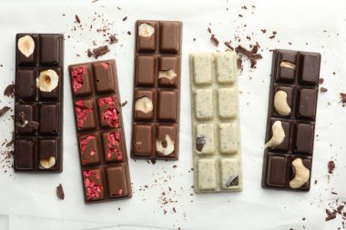 Lezzetli çikolata kalıpları ve beyaz arka planda kırıntılar.