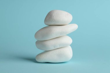 Açık mavi arka planda taş yığını. Uyum ve yaşam dengesi