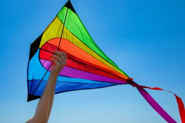 Uçurtmalı adam mavi gökyüzüne karşı, yakın plan