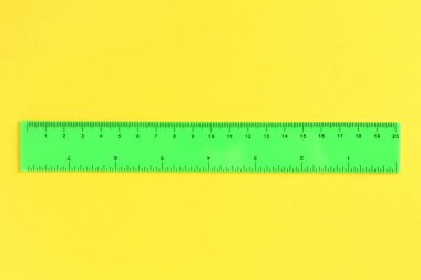 Sarı arka planda bir yeşil cetvel, üst manzara