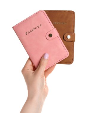 Pasaportları beyaz arka planda renkli kapaklı kadın, yakın plan