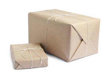 Kraft kağıdına sarılı paketler beyaza izole edildi