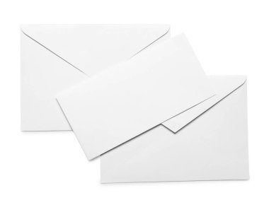 Üzerinde beyaz kartın olduğu zarflar, üst manzara. Tasarım için model