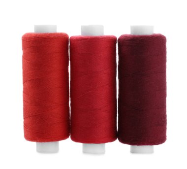 Renkli dikiş iplikleri beyaza izole edilmiş