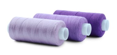 Renkli dikiş iplikleri beyaza izole edilmiş