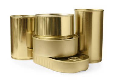 Birçok kapalı teneke kutu beyazda izole edildi