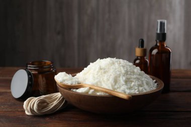 Soya cilası ve ahşap masada mum yapmak için diğer malzemeler.