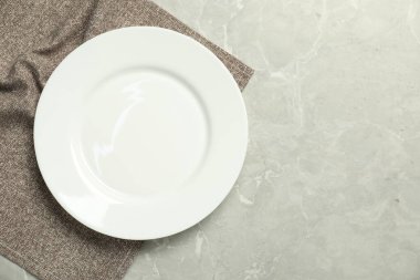 Peçete ve boş tabak gri mermer masa, üst manzara. Metin için boşluk