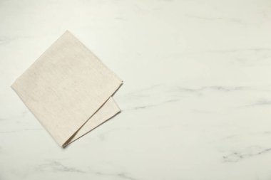 Beyaz mermer masada açık peçete, üst manzara. Metin için boşluk