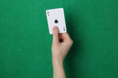 Yeşil arka plana karşı oyun kartı olan kadın, yakın plan