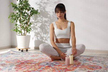 Palo santo çakan kadın evde yere yapışmış.