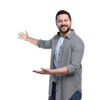 Mutlu adam beyaz arka plandaki dostları ya da misafirleri karşılıyor.