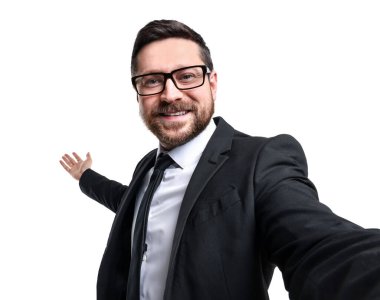 Mutlu iş adamı beyaz arka plandaki müşterileri ya da ortakları karşılıyor. Aletlerin ön kamerasından görülüyor.