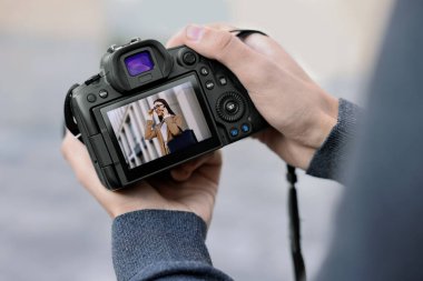 Modern kameralı profesyonel fotoğrafçı, yakın çekim.