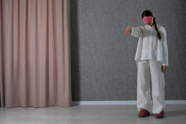 Evde uyurgezerlik sorunu olan genç bir kadın, mesaj için yer var.