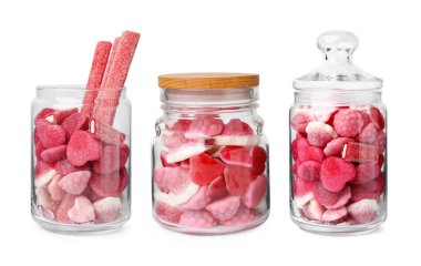 Cam kavanozlardaki şekerler beyaza izole edilmiş.