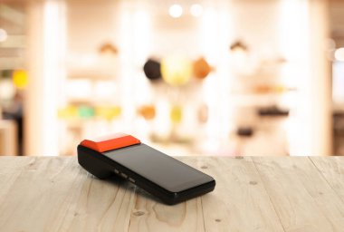 Ödeme terminali depodaki ahşap tezgahın üzerinde