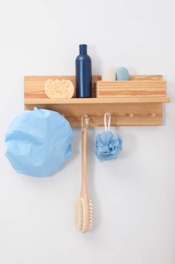 Duş bonesi ve banyo aksesuarları kapalı bir yerde.